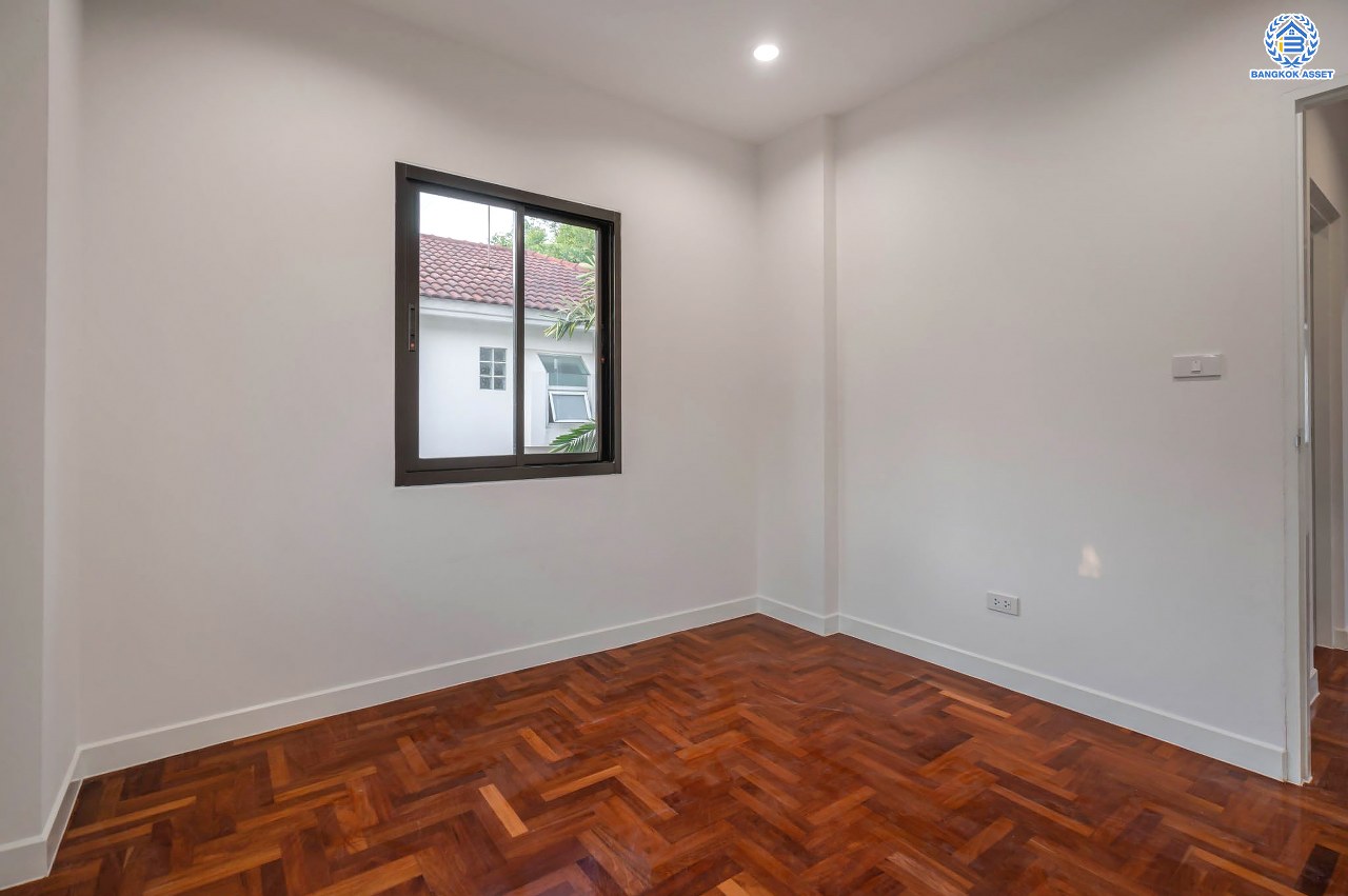 บ้านมือสองตกแต่งใหม่ โครงการ ชลลดา วัดลาดปลาดุก คุณภาพระดับ L&H บนเนื้อที่ 52.50 ตร.ว. ฟังก์ชัน 3 ห้องนอน 2 ห้องน้ำ 1 ที่จอดรถ บนทำเลศักยภาพ เชื่อมต่อหลายเส้นทาง ใกล้รถไฟฟ้าสายสีม่วง "สถานีคลองบางไผ่" และเซ็นทรัลเวสท์เกต